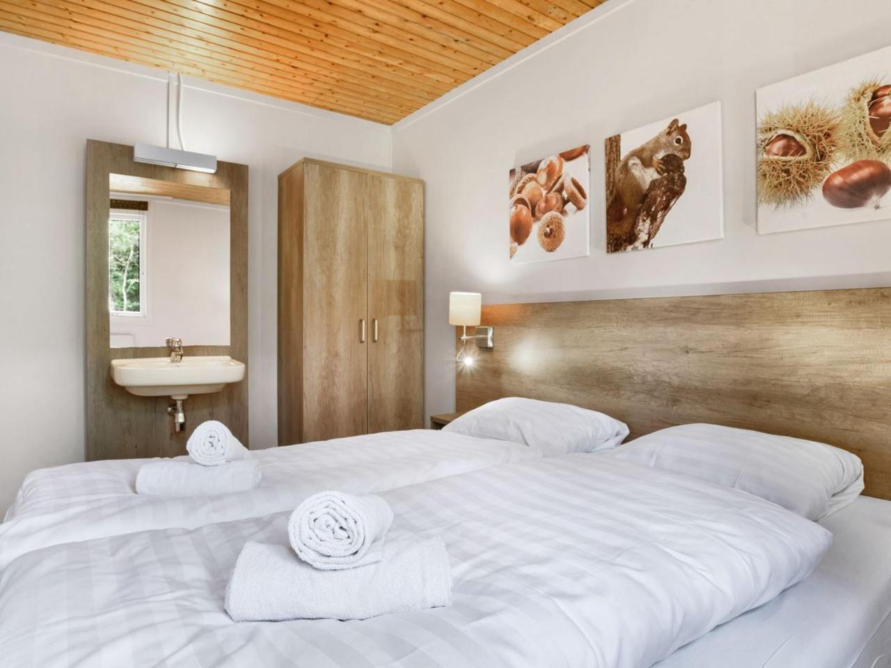 Luxury 4-Person Bungalow In The Holiday Park Landal Twenhaarsveld Holten Room photo